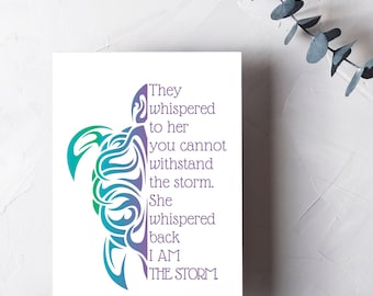 Tarjeta de felicitación "Soy la tormenta" / Cita de empoderamiento de la mujer / Poder femenino / Tarjeta de aliento / Tortuga tribal arcoíris