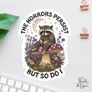 The Horrors Persist But So Do I Aufkleber, Vintage Waschbär, Waldtier Aufkleber, Lustiger Laptop Aufkleber, Mitarbeiter Magnet, Müll Panda Aufkleber