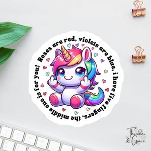 Può includere: Un adesivo bianco con un unicorno dei cartoni animati con criniera e coda arcobaleno, che mostra il dito medio. Il testo attorno all'unicorno recita: "Roses are red, violets are blue, I have five fingers, the middle one is for you!" Piccoli cuori circondano l'unicorno.