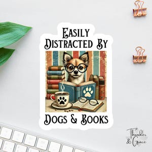 Puede incluir: Una pegatina con un chihuahua con gafas, rodeado de libros y una taza de café. El texto dice "EASILY DISTRACTED BY DOGS & BOOKS". El fondo tiene rayas verticales en tonos rojos, azules y marrones.