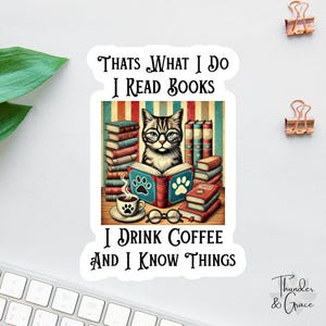 Może przedstawiać: Naklejka z kotem w okularach, otoczonym książkami i filiżanką kawy. Tekst brzmi: "THATS WHAT I DO I READ BOOKS I DRINK COFFEE AND I KNOW THINGS". Tło w kolorowe paski.
