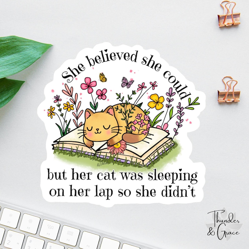 Ze geloofde dat ze het kon sticker, grappige kattensticker, grappige laptopsticker, collega magneet, waterflessticker, kattenliefhebber sticker, cadeau voor mama afbeelding 1