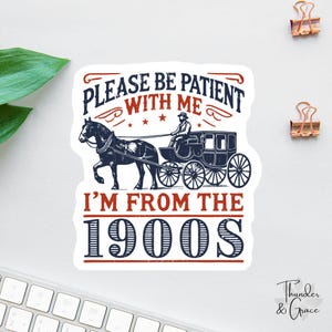 Wees geduldig met mij sticker, ik kom uit de jaren 1900, grappige laptop sticker, collega magneet, waterfles sticker, bazen dag sticker moeder cadeau