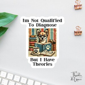 Pegatina "No estoy calificado para diagnosticar, pero tengo teorías", libro divertido sobre perros y café, imán divertido para ratones de biblioteca, calcomanía para computadora portátil para amantes del café.