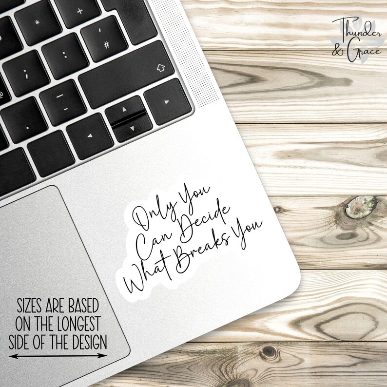 Puede incluir: Un port&aacute;til blanco con un teclado negro y una pegatina que dice "Only You Can Decide What Breaks You".