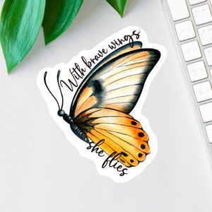 With Brave Wings She Flies Aufkleber, Krieger Zitat, Frauenrechte, Schmetterling Laptop Aufkleber, aufbauender Wasserflasche Aufkleber, feministische Magnete