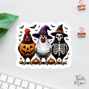 Puede incluir: Una pegatina con tres pollos disfrazados para Halloween. Uno es una calabaza tallada, otro lleva un sombrero de bruja y el tercero es un esqueleto. También hay calabazas, murciélagos y hojas.