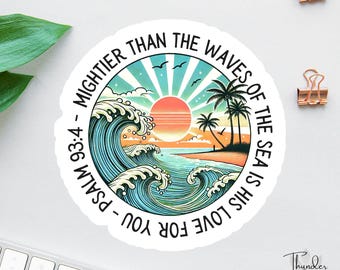 Könnte beinhalten: Ein runder Aufkleber mit einer Strandszene mit Sonnenuntergang, Palmen und Meereswellen. Der Text lautet: "Mächtiger als die Wellen des Meeres ist seine Liebe zu dir - Psalm 93:4". Der Aufkleber hat einen weißen Rand.