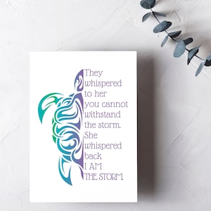 I Am The Storm Grußkarte | Empowering Frauen Zitat | Frauenpower | Aufmunternde Karte | Regenbogen Tribal Schildkröte