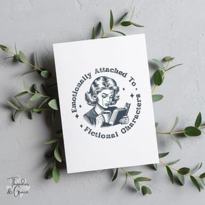 Cartão com apego emocional a personagens fictícios, mulher chorando lendo e tomando café, cartão com livro engraçado, mãe leitora, cartão comemorativo literário