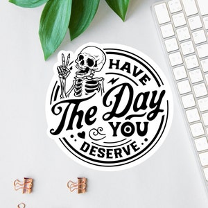 Pegatinas "Que tengas el día que te mereces", calcomanías divertidas para la oficina, regalo divertido para mamá, calcomanía para laptop, calcomanía para botella de agua, imán de calavera, calcomanía sarcástica