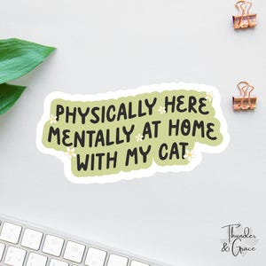 Körperlich hier, geistig zu Hause mit meiner Katze Aufkleber, niedlicher Katzenliebhaber Aufkleber, emotionale Unterstützung Katze Aufkleber, Laptop Aufkleber, Katzenmutter Aufkleber