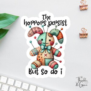 The Horrors Persist But So Do I Aufkleber, Angstaufkleber, Voodoo-Puppen Osterhase, sarkastischer Aufkleber, Quilting Aufkleber, Chaos