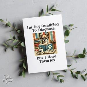 Tarjeta "No estoy calificado para diagnosticar, pero tengo teorías", tarjeta del Día de la Madre, tarjeta de café con libros divertidos sobre perros, tarjeta de cumpleaños, tarjeta para amantes del café