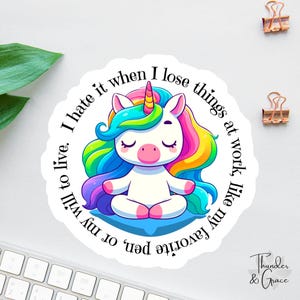 Sticker Je déteste quand je perds des choses au travail, Licorne en méditation, Amateur de licorne arc-en-ciel, Sticker anxiété, Sticker sarcastique, Coordinateur du chaos