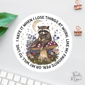 Ik haat het als ik dingen verlies op het werk sticker, vintage wasbeer, bos dieren sticker, grappige laptop sticker, vuilnis panda sticker