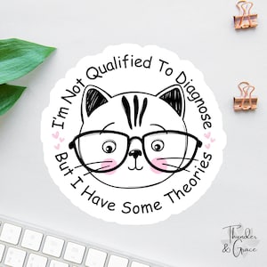 Pegatina "No estoy cualificado para hacer diagnósticos, pero tengo algunas teorías", gato con gafas, pegatina divertida de gato, calcomanía divertida para portátil, imán para compañero de trabajo