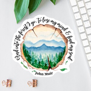 Naklejka And Into The Forest I Go | Inspirujący cytat Johna Muira | Prezenty dla wędrowców | Naklejka dla miłośników natury | Etykieta na butelkę wody | Naklejka na samochód