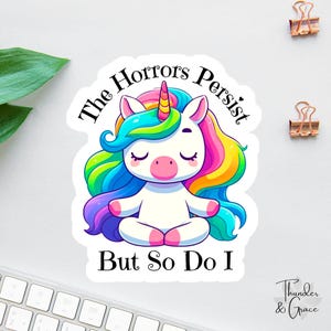 Die Schrecken bestehen, aber so tue ich Aufkleber, meditierendes Einhorn, Regenbogen-Einhorn-Liebhaber, Angstaufkleber, sarkastischer Aufkleber, Chaoskoordinater