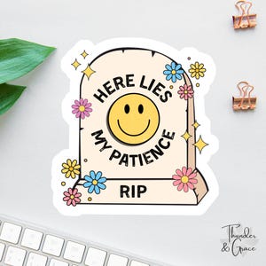 Sticker Here Lies My Patience, Pierre tombale rétro d'Halloween, Sticker anxiété, Sticker sarcastique, Sticker drôle pour ordinateur portable, cadeau de coordinateur du chaos