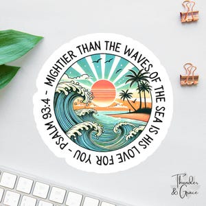 Naklejka lub magnes Mightier Than The Waves, naklejka z afirmacją, naklejka chrześcijańska, Psalm 93:4, werset biblijny, studium biblijne, Retro Sunset Beach