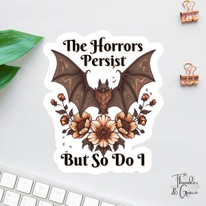 Sticker Les horreurs persistent mais moi aussi, Sticker chauve-souris gothique floral, Sticker drôle pour ordinateur portable, Magnet collègue, Sticker chauve-souris d'Halloween, Cottagecore