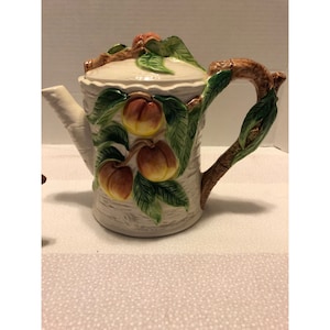 Vtg Fitz Floyd OCI Omnibus Majolica Peach Orchard Tea Pot Water Pitcher Lid  3 D Peach 1996