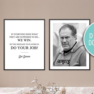 以下が含まれることがあります： ビル・ベリチック、ニューイングランド・ペイトリオッツのヘッドコーチからの白黒の印刷可能な引用。「みんながやるべきことをやれば…勝つ。だから選手へのメッセージは、自分の仕事をすることだ！」この引用は黒い額縁で囲まれており、ペイトリオッツのフーディーを着たビル・ベリチックの白黒写真が隣にあります。写真も黒い額縁で囲まれています。