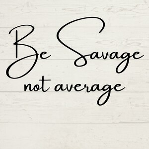 Pu&ograve; includere: Sfondo in legno bianco con testo in corsivo nero che recita "Be Savage not average".