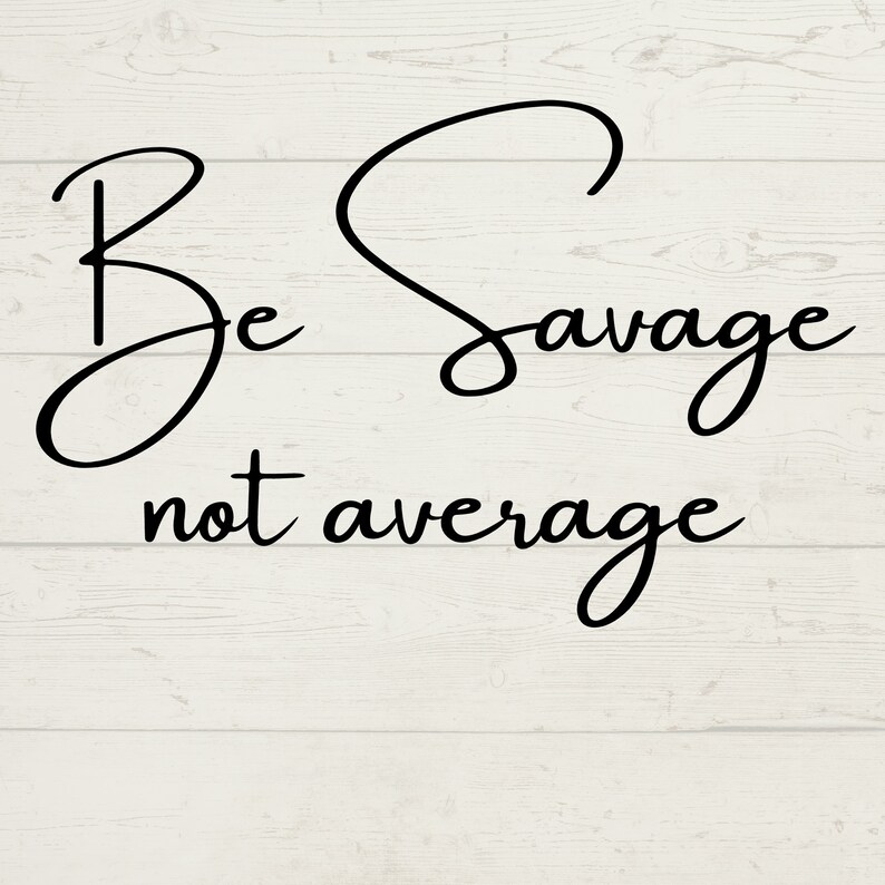 Pu&ograve; includere: Sfondo in legno bianco con testo in corsivo nero che recita "Be Savage not average".