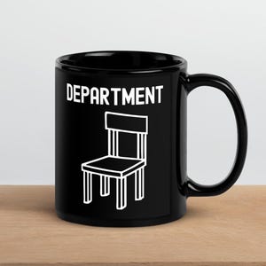 Op de afbeelding: Zwarte koffiemok met een witte omtrek van een stoel en de tekst "DEPARTMENT" aan de voorkant.