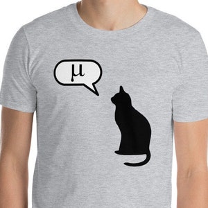 Pode incluir: Uma camiseta cinza com uma silhueta de gato preto e um balão de fala que diz "μ".