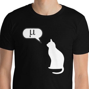 Pode incluir: Uma camiseta preta com uma silhueta branca de um gato olhando para uma bolha de diálogo com a letra grega 'psi' dentro.