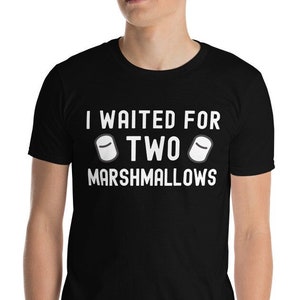 Könnte beinhalten: Schwarzes T-Shirt mit weißem Text, der "Ich habe auf zwei Marshmallows gewartet" lautet.
