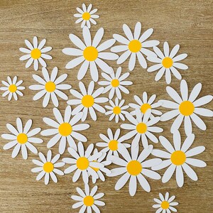 Manualidades de decoración para fiestas de cumpleaños con margaritas blancas y confeti