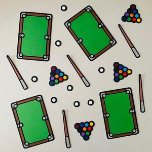 Puede incluir: Una colección de elementos de mesa de billar de estilo caricatura. La imagen presenta mesas de billar verdes con marcos marrones, tacos de billar, juegos de bolas de billar y círculos negros. Los elementos están dispuestos sobre un fondo claro.