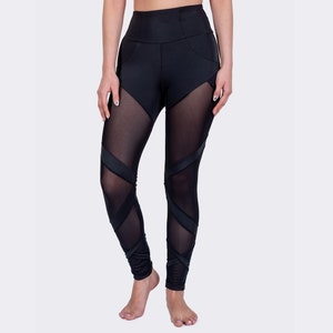 Könnte beinhalten: Schwarze Leggings mit Mesh-Einsätzen und hoher Taille.