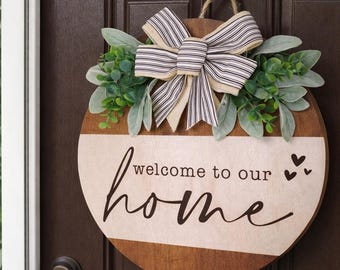 Letrero rústico de bienvenida para la puerta, decoración de estilo granja, colgador para la puerta principal con follaje y lazo, regalo de inauguración de casa