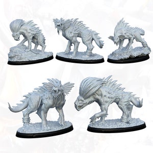 Puede incluir: Cinco figuras en miniatura impresas en 3D de Hellhounds del videojuego Doom. Las figuras son grises y tienen detalles precisos, incluidos dientes afilados, garras y cuernos. Las figuras están en varias poses dinámicas, listas para la batalla.