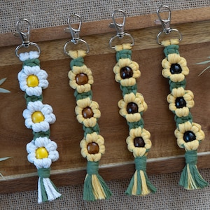 Daisy or Sunflower Keychain • Cute Macrame Boho Bag or Purse Charm Accessory • Girlfriend, Wife, Bridesmaid, Mothers Day Gift • Party Favor
