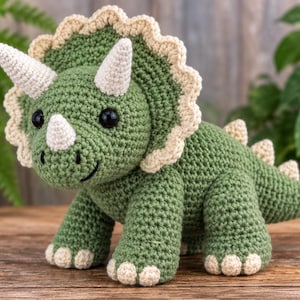 Puede incluir: Un juguete de dinosaurio triceratops de ganchillo hecho con hilo verde oliva. Presenta una gola de color crema, tres cuernos de color crema, ojos de seguridad de plástico negro y pequeños detalles de color crema en los pies, el lomo y la cola.