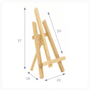 Könnte beinhalten: Ein Holzstaffelei mit natürlicher Oberfläche. Es ist 16 Zoll breit, 20 Zoll tief und 37 Zoll hoch.