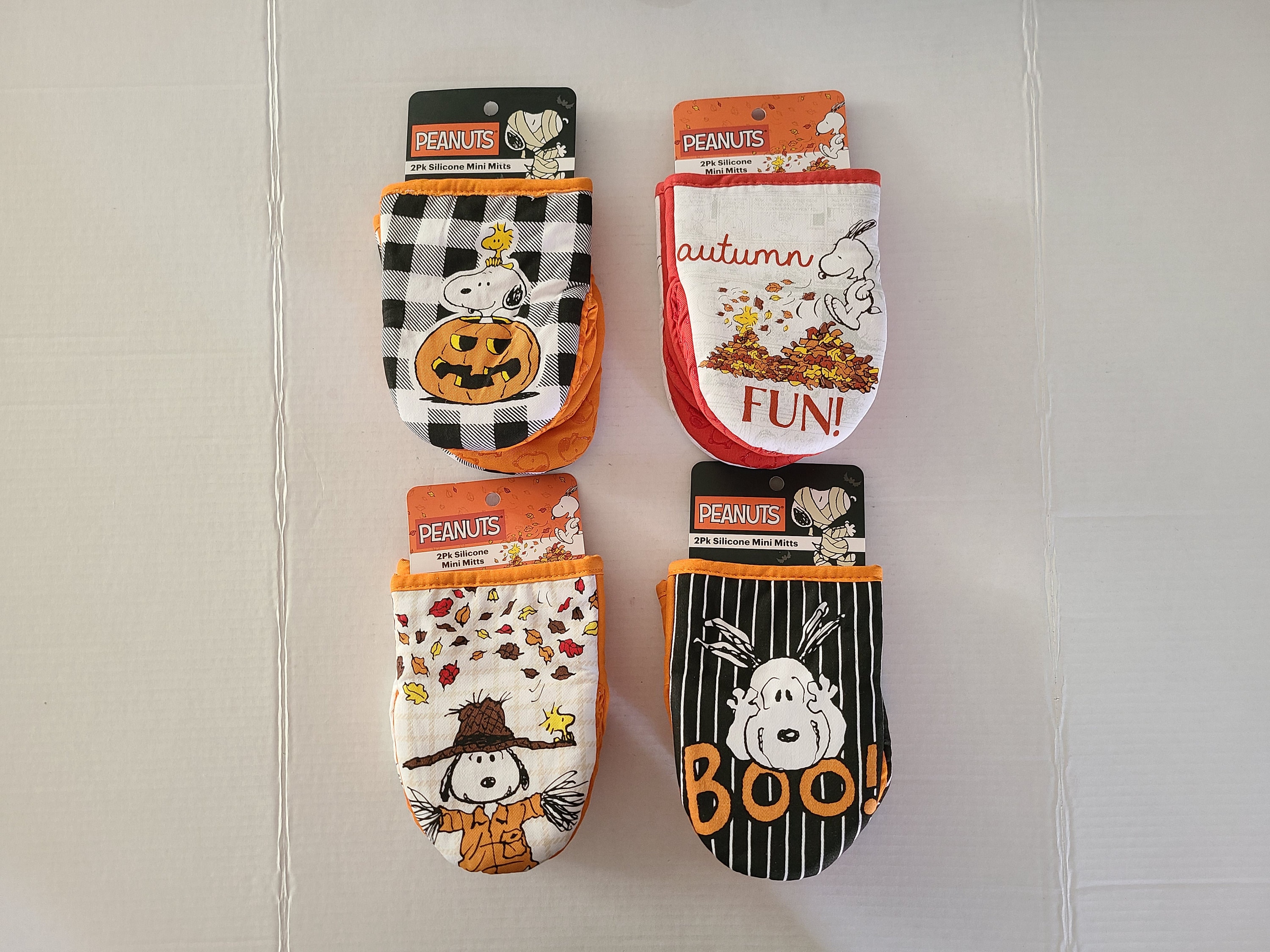 1 PAIR Snoopy Peanuts Charlie Brown Halloween Fall Holiday Theme Oven