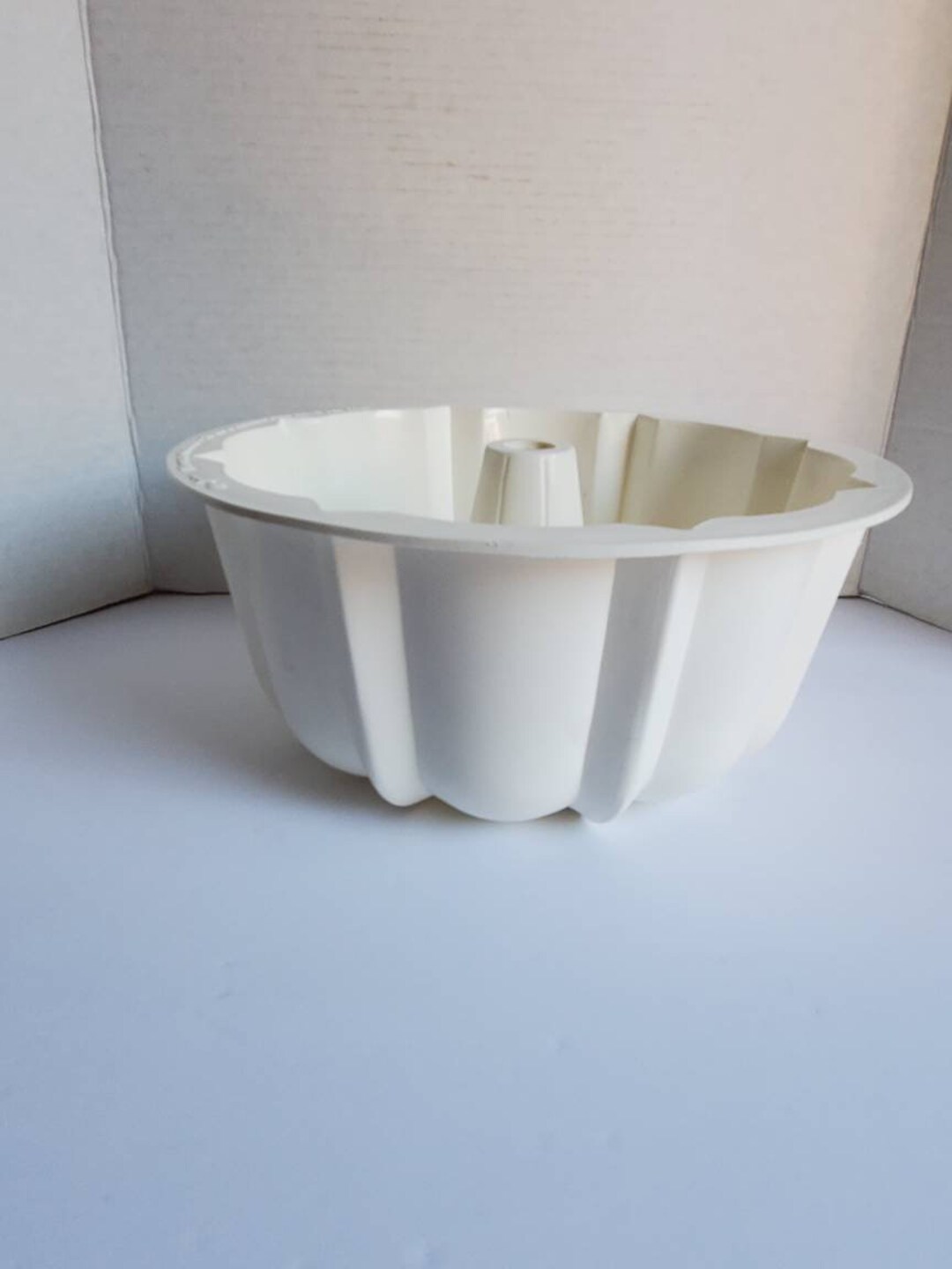 Hard Microwaveable Only Plastic Bundt Cake Display Keeper Storage Mold