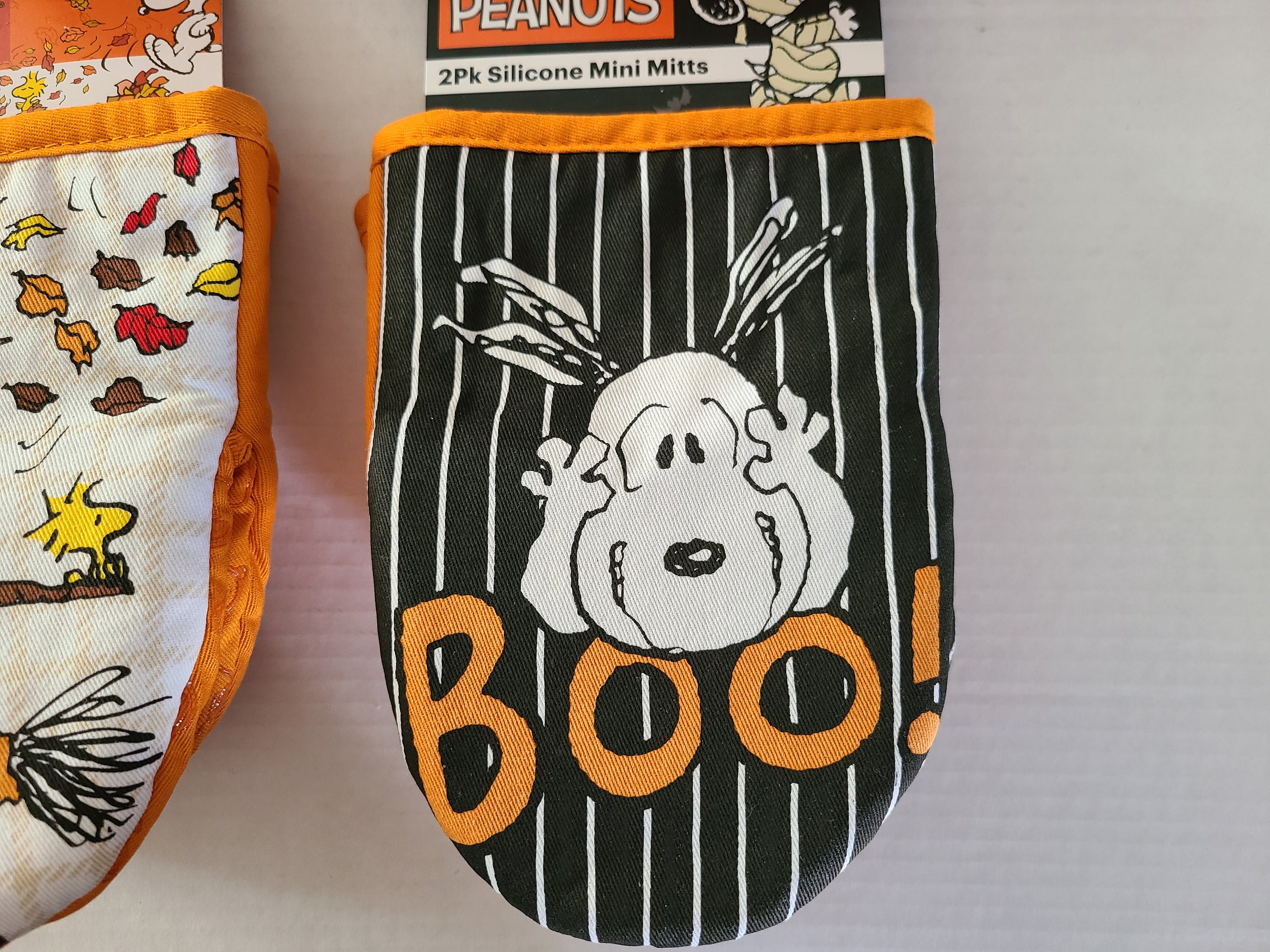 1 PAIR Snoopy Peanuts Charlie Brown Halloween Fall Holiday Theme Oven