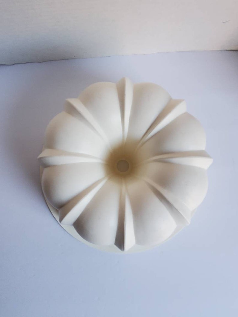 Hard Microwaveable Only Plastic Bundt Cake Display Keeper Storage Mold