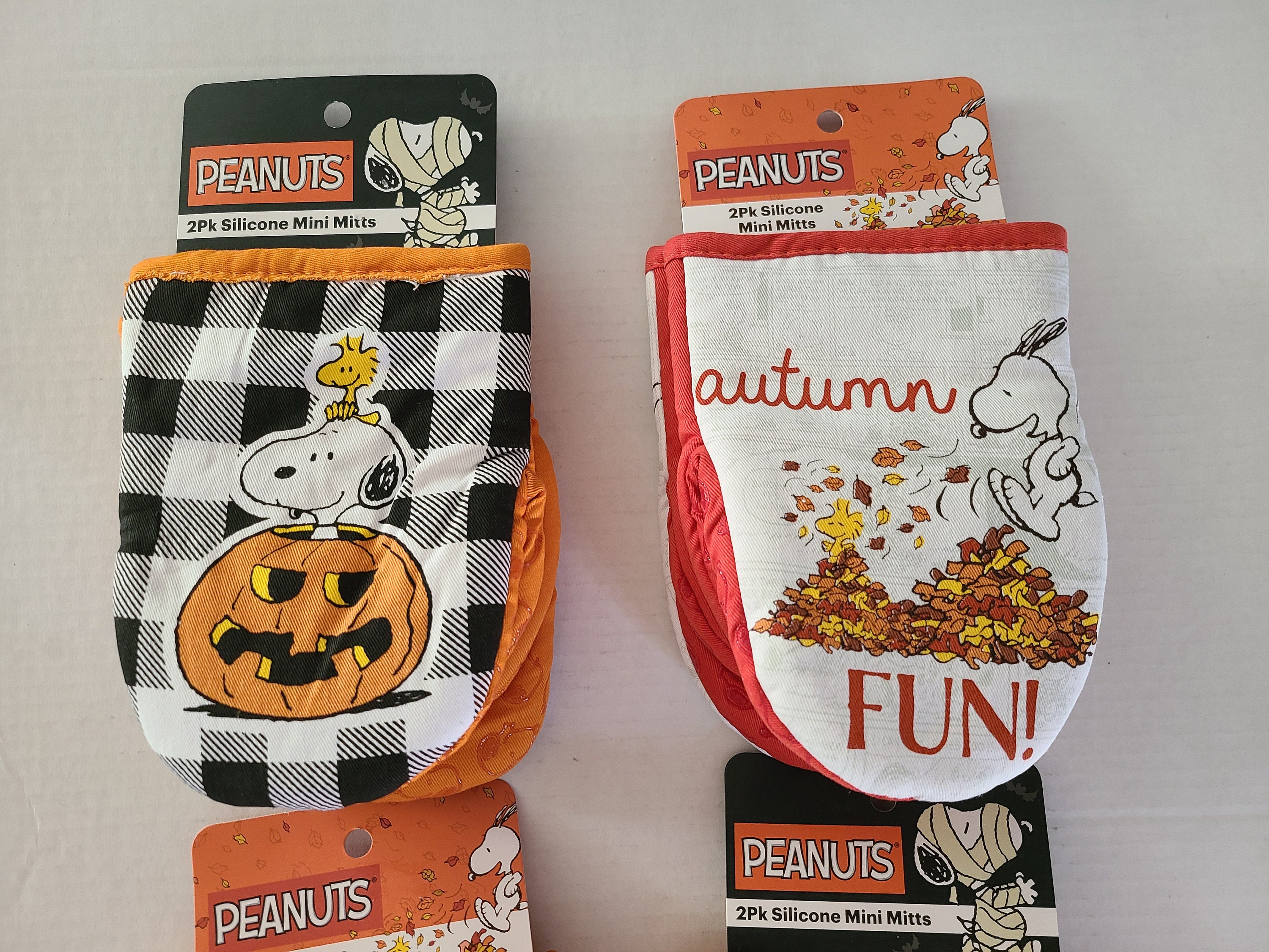 1 PAIR Snoopy Peanuts Charlie Brown Halloween Fall Holiday Theme Oven