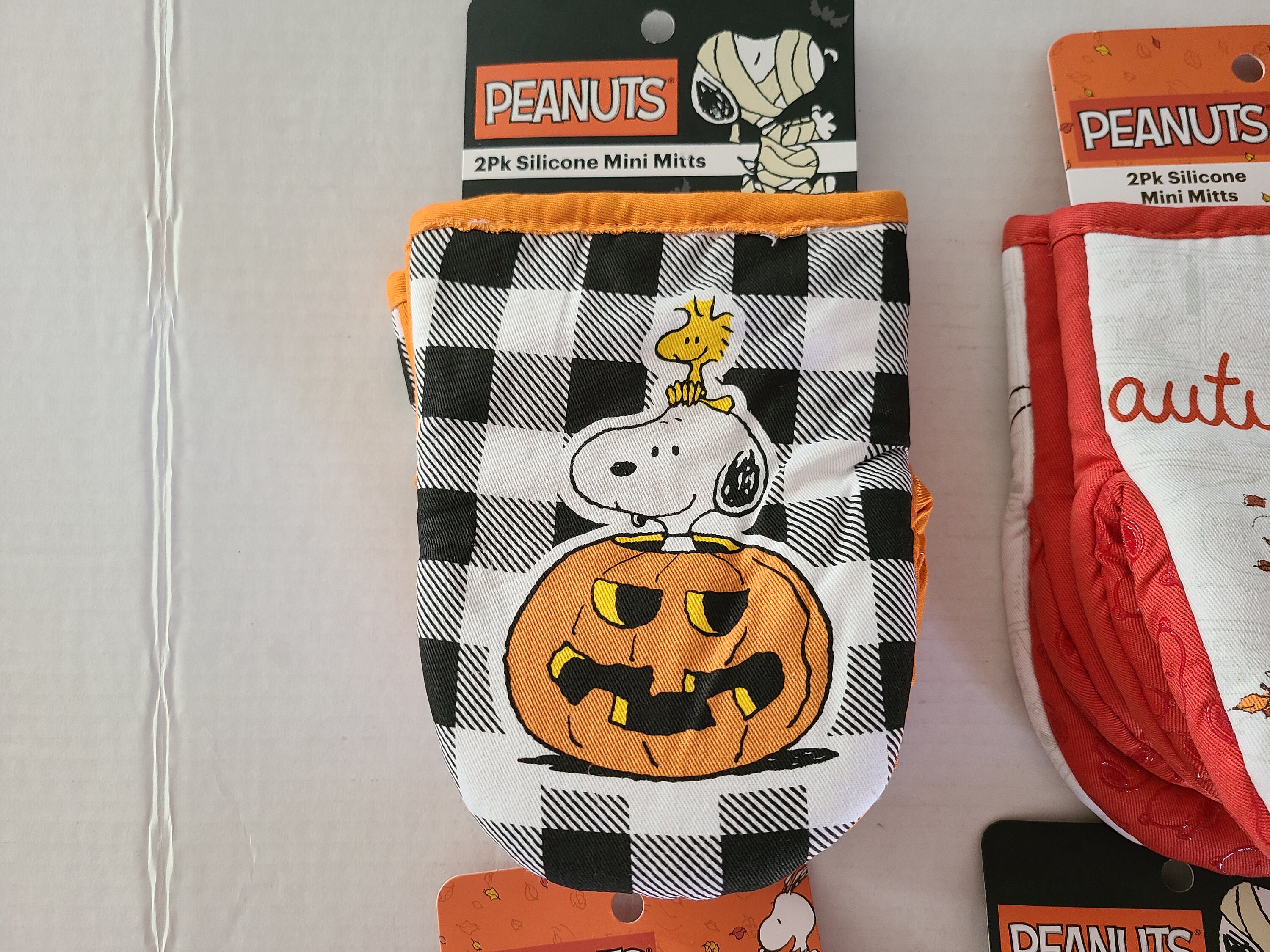 1 PAIR Snoopy Peanuts Charlie Brown Halloween Fall Holiday Theme Oven