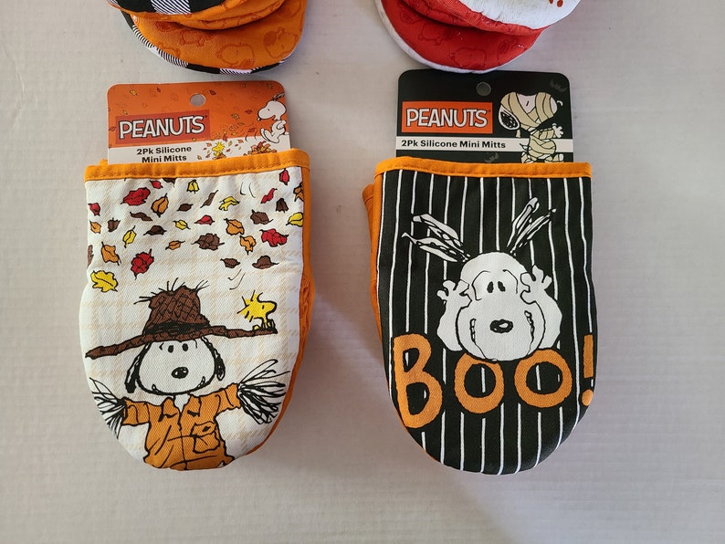 1 PAIR Snoopy Peanuts Charlie Brown Halloween Fall Holiday Theme Oven