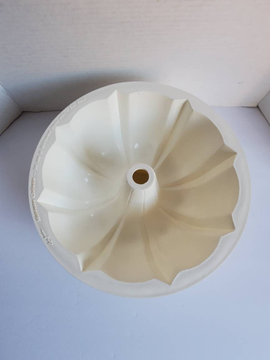 Hard Microwaveable Only Plastic Bundt Cake Display Keeper Storage Mold